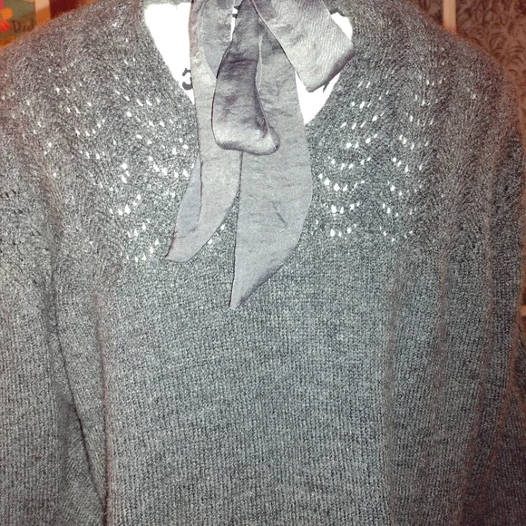 Women's Sweater - Picture 2 of 6